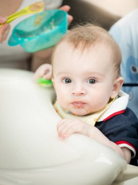 Şirin bebek çocuk sandalyesi oturan portresi