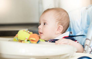 Şirin bebek çocuk sandalyesi odaya bekleyen emzik ile