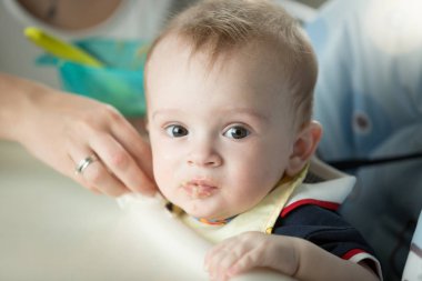 Şirin bebek çocuk sandalyesi oturan ve ca seyir portresi