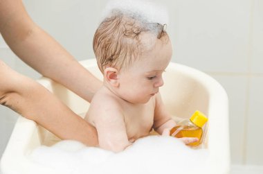 Şirin bebek çocuk banyoda ve oyuncaklar ile oynama