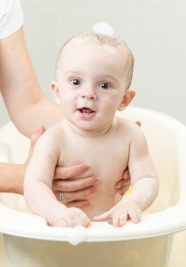 Şirin bebek çocuk banyo yaparken oyuncaklar ile oynama