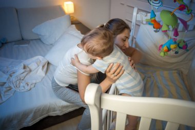 Genç bakan anne bebek beşik dışarı gece alarak