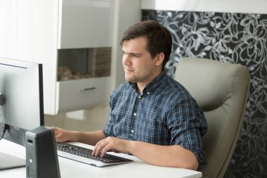 Rahat kıyafetler ofiste çalışan genç adam