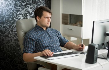 Dijital grafik tablet ve kapalı, klavye kullanan adam portresi