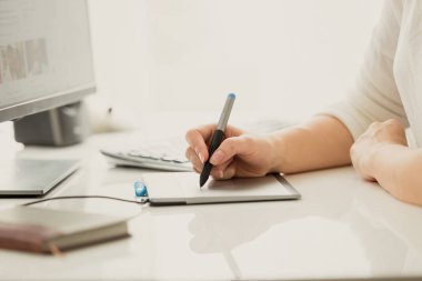 Kadın tasarımcı co üzerinde çalışırken dijital grafik tablet kullanma