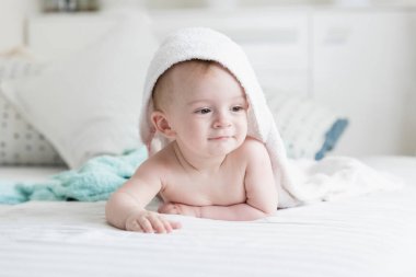 Mutlu 9 aylık bebek banyo yaptıktan sonra havlu altında seyir