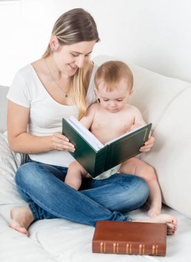 Şirin bebek çocuk ve aile albümündeki fotoğrafları bakarak anne