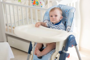 Meyve sosu kaşık yemek önlük bebek portresi