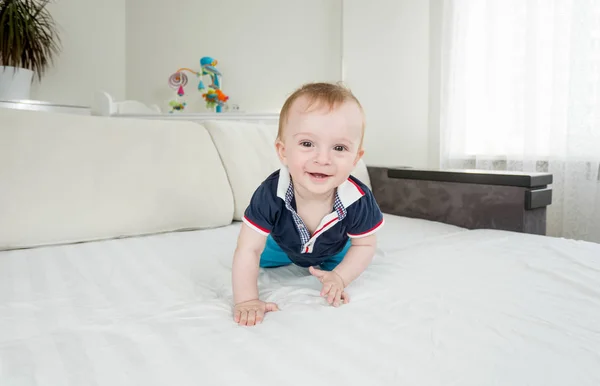 1 anno vecchio bambino strisciare su letto — Foto Stock