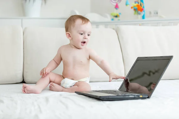 Lindo niño sonriente mirando con interés —  Fotos de Stock