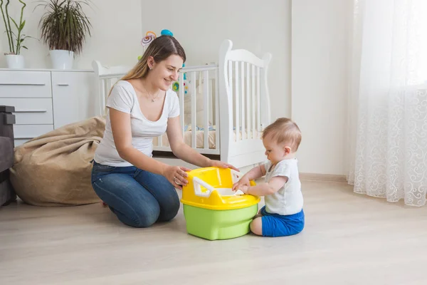 Liebevolle Mutter bringt ihrem kleinen Jungen bei, wie man Kammertöpfe benutzt — Stockfoto