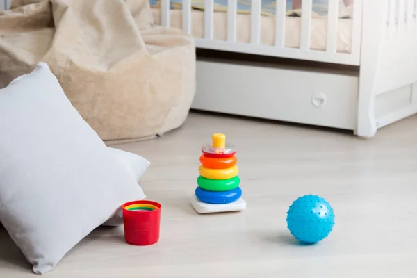 Zbliżenie zabawki leżące na podłodze w pokoju dziennym — Zdjęcie stockowe