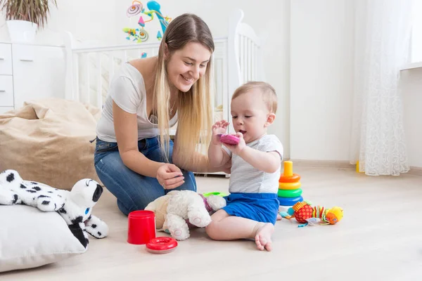 Madre giocare con il suo bambino ragazzo a casa — Foto Stock