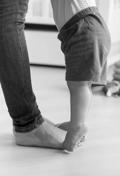 Imagen en blanco y negro del bebé caminando hacia su madre — Foto de Stock