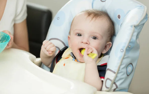 Bebé jugando con cuchara mientras come —  Fotos de Stock