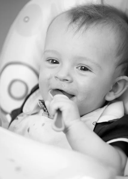 Retrato en blanco y negro de un niño de 9 meses sosteniendo cuchara —  Fotos de Stock