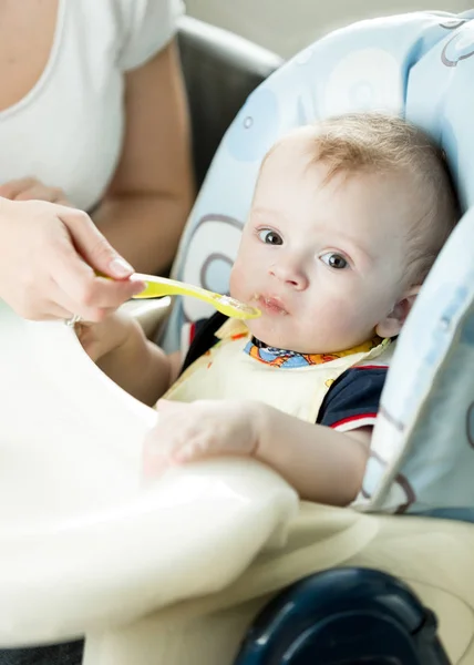 Lindo niño de 9 meses comiendo de cuchara —  Fotos de Stock