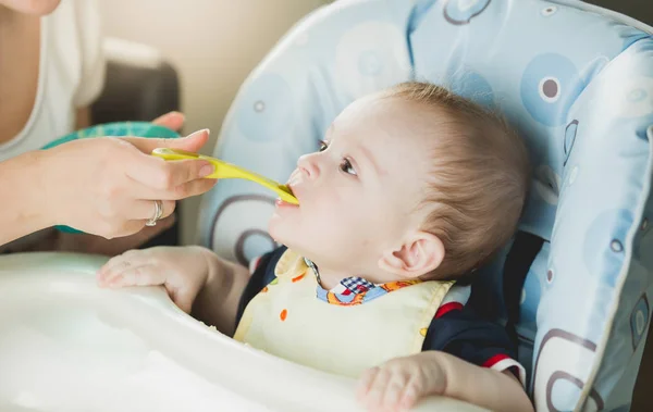 Retrato del niño comiendo puré de cuchara —  Fotos de Stock