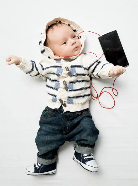 Bébé garçon mignon écoutant de la musique avec écouteurs — Photo