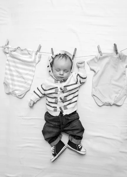 Imagen en blanco y negro del niño pequeño en jeans colgados en cor — Foto de Stock