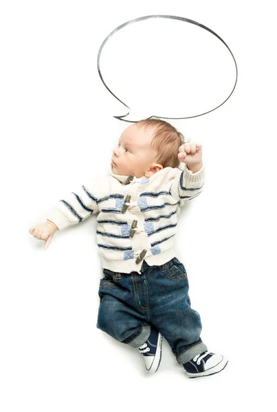 Милий хлопчик позує з порожньою бульбашкою мовлення — стокове фото