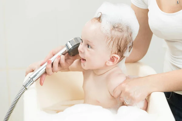 Retrato divertido de bebé jugando en espuma en el baño — Foto de Stock