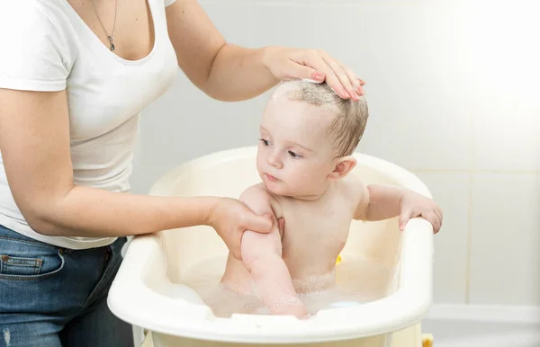 Niño tomando un baño y mirando a la madre — Foto de Stock