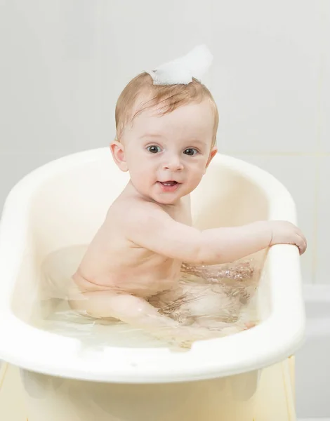Retrato de niño alegre sentado en el baño — Foto de Stock
