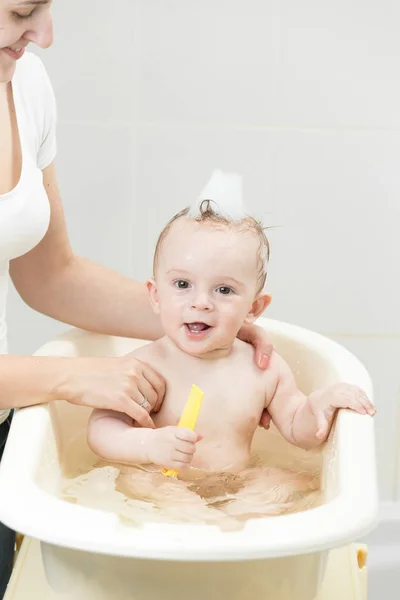 Potret lucu bayi laki-laki bermain di kamar mandi — Stok Foto