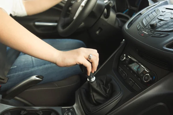 Junge Frau schaltet Getriebe im Auto — Stockfoto