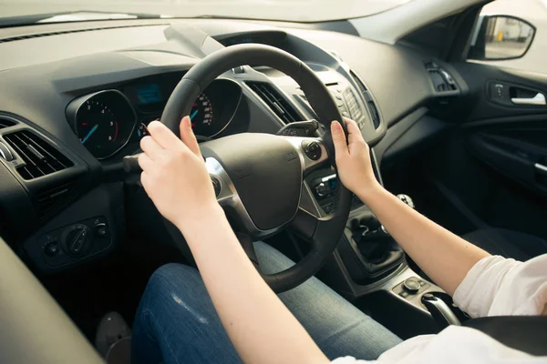 Zbliżenie zdjęcie młodej kobiety, jazda samochodem i patrząc na drodze — Zdjęcie stockowe