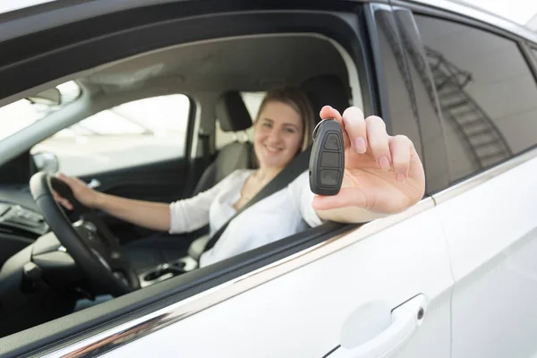 Vértes női vezető keresztül a kocsi megnyitott ablak mutatja a kulcsok — Stock Fotó