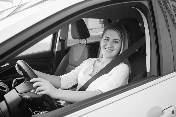 Retrato en blanco y negro de una mujer rubia sonriente conduciendo una camisa —  Fotos de Stock