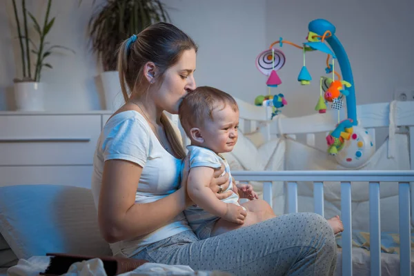 Adorable niño sentado en las madres regazo en el dormitorio antes de ir —  Fotos de Stock