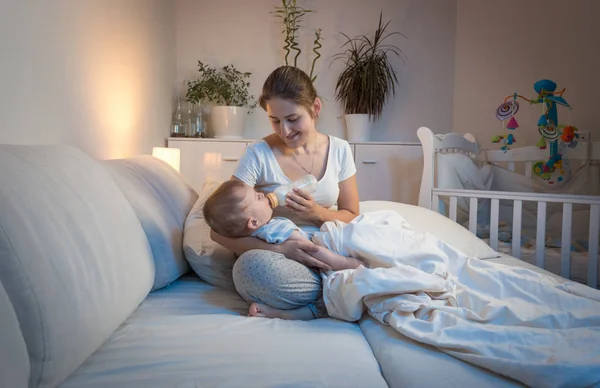 Retrato de hermosa madre joven dando leche a su bebé niño i — Foto de Stock