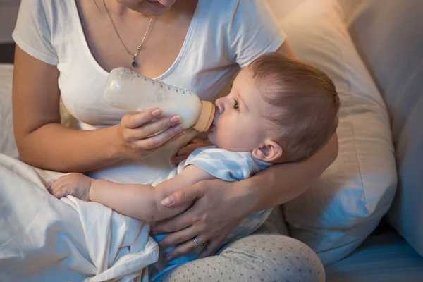 Vértes tej üveg gyönyörű kisfiú portréja — Stock Fotó