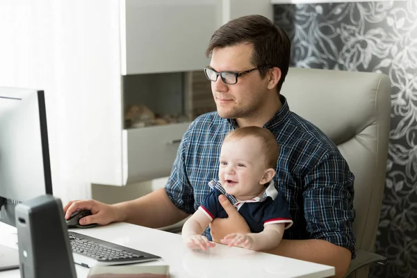 Glad ung frilansare affärsman arbetar hemma och tar ca — Stockfoto