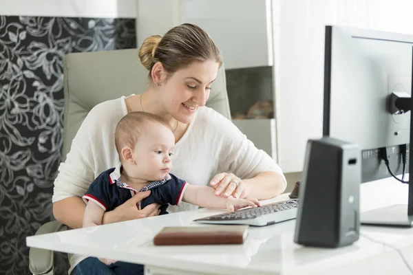 Portret van vrouw Leeropdracht baby hoe gebruik computer — Stockfoto