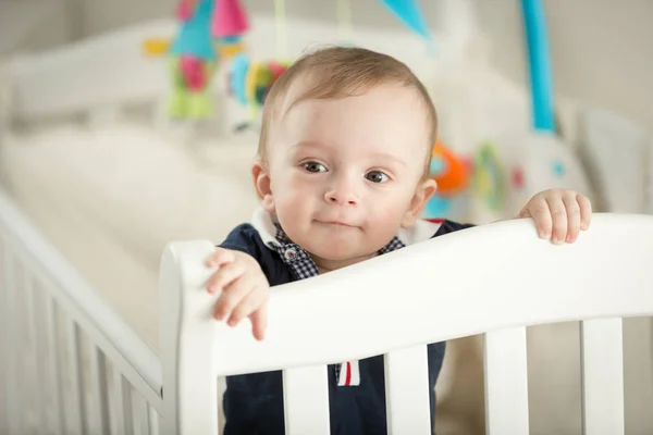 Portret 9-miesięcznego chłopca w biała kołyska — Zdjęcie stockowe