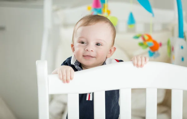 Cute 9 miesiąca życia chłopiec stoi łóżeczko — Zdjęcie stockowe