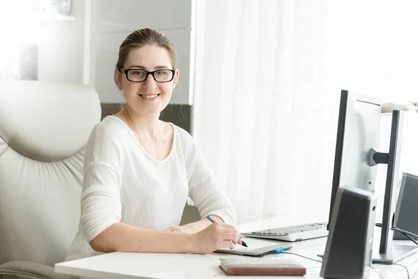 Портрет улыбающейся женщины-дизайнера, работающей в офисе — стоковое фото