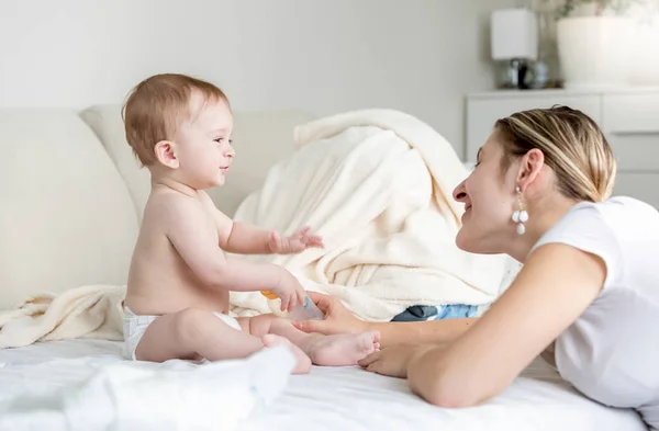 Feliz joven madre hablando con su bebé de 9 meses sentado en —  Fotos de Stock