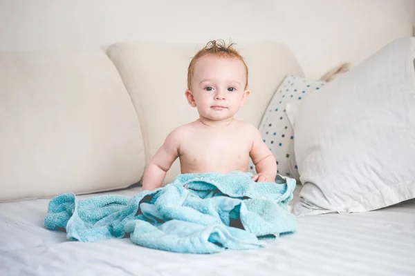 Feliz bebê de 9 meses de idade na cama após o banho — Fotografia de Stock