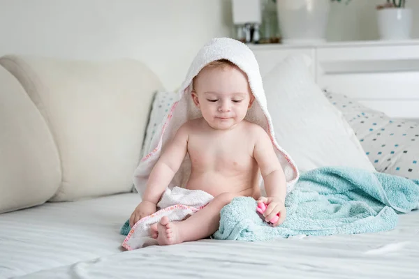男婴洗澡后述毛巾 — 图库照片