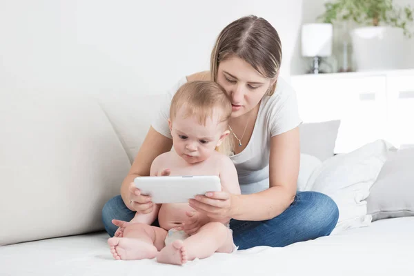 Bébé garçon en couches utilisant une tablette PC avec sa mère — Photo