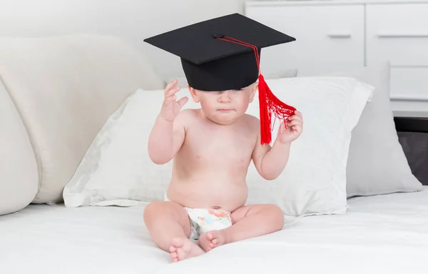 10 mesi bambino in berretto nero graduazione con nappa — Foto Stock