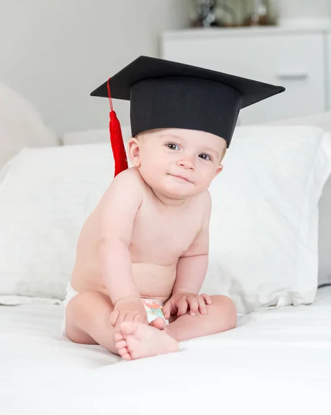 Niño de 10 meses en gorra de graduación negra con borla — Foto de Stock