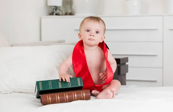 Porträtt av 10 månader baby boy i examen menyfliksområdet tittar på b — Stockfoto