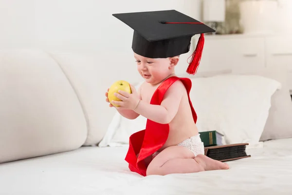 Niño de 10 meses con gorra de graduación y cinta sosteniendo gritos — Foto de Stock