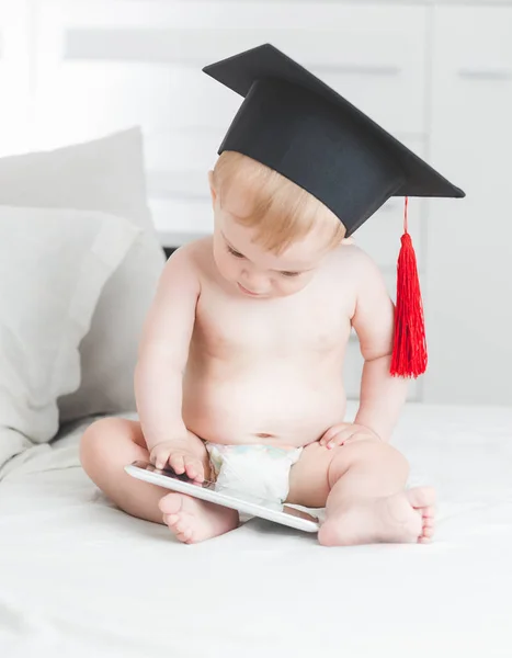 Retrato de niño de 10 meses en gorra de graduación sentado ingenio — Foto de Stock